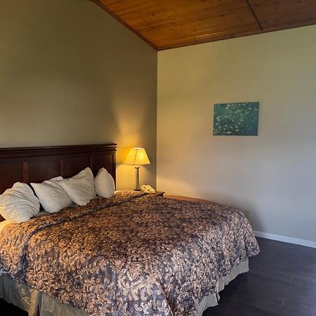 Town & Country Motel Clinton Bagian luar foto