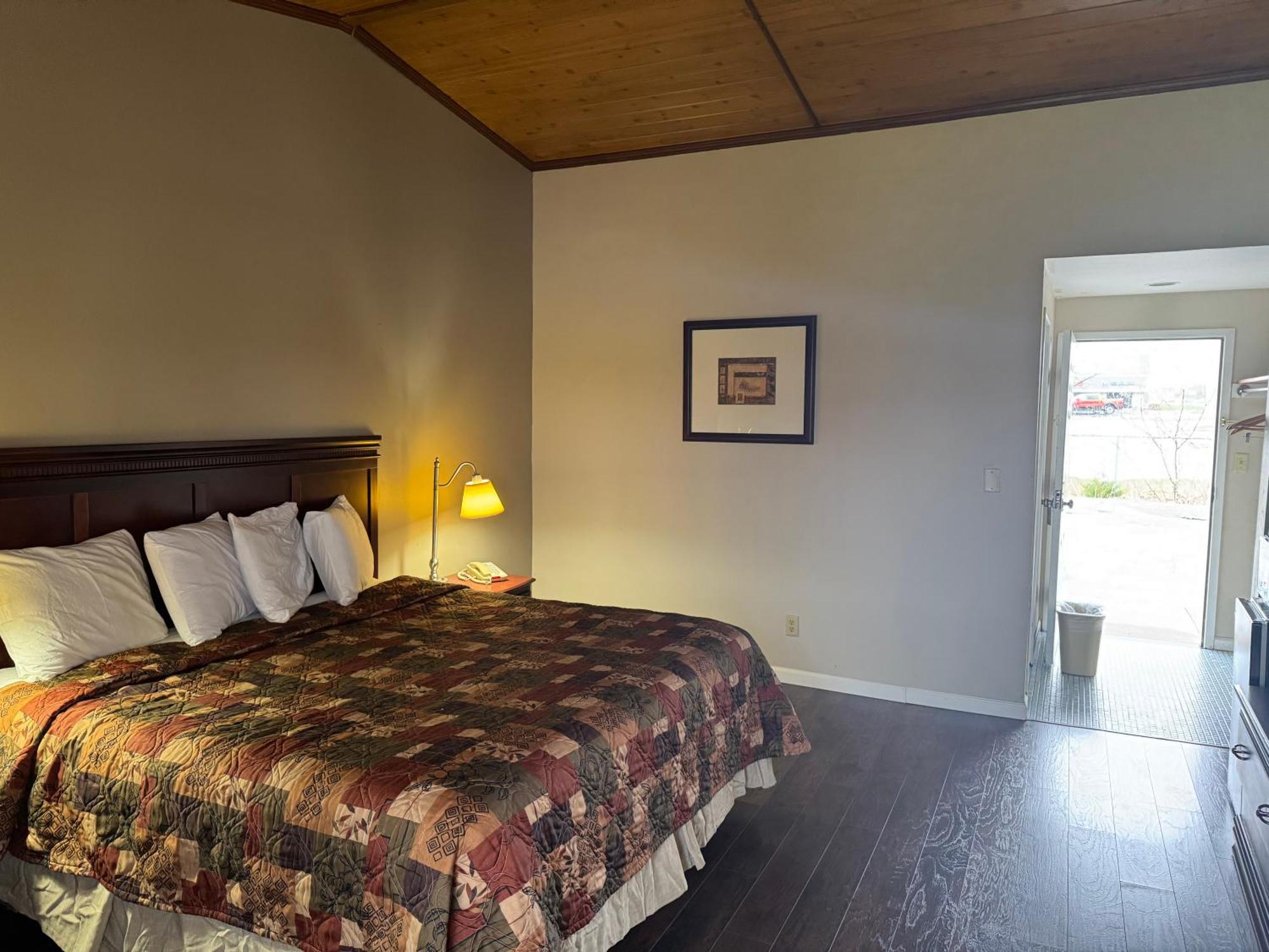 Town & Country Motel Clinton Bagian luar foto